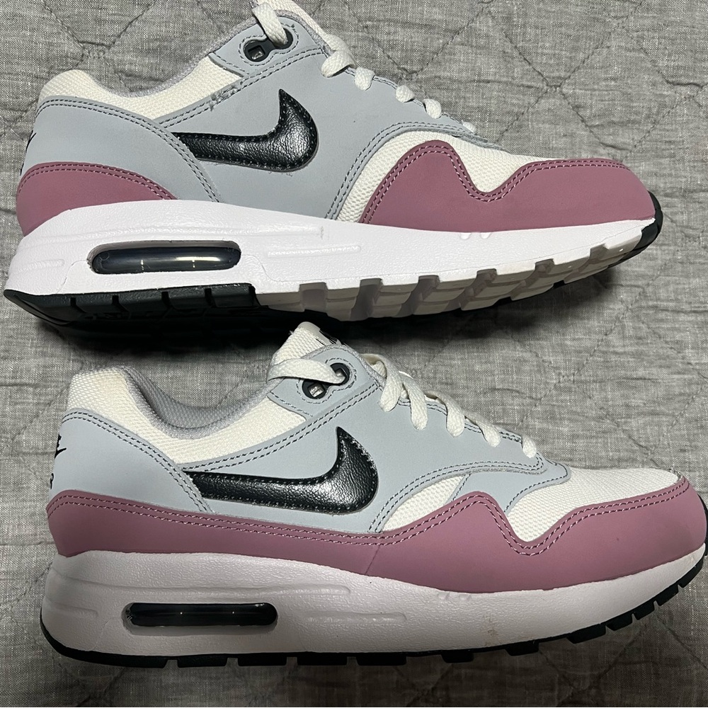 Nike Air Max 90s, Women’s 7.5